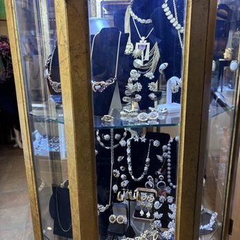 Vintage Underground - Used, Vintage & Consignment Near Me - Chicago, Illinois