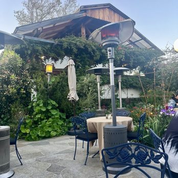Robins Restaurant - Outside seating - New American Near Me - Cambria, California Robins Restaurant - Outside seating - New American Near Me - Cambria, California