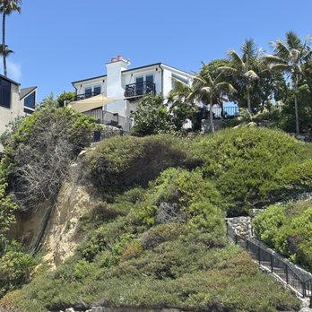 Aliso Beach - One of the prettier homes set up on a bluff overlooking the beach - Parks Near Me - Laguna Beach, California
