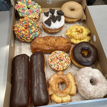 Randy's Donuts - #2 Mix 6 Classic/4 Deluxe/2 Fancy Donuts - Donuts Near Me - Santa Monica, California Randy's Donuts - #2 Mix 6 Classic/4 Deluxe/2 Fancy Donuts - Donuts Near Me - Santa Monica, California