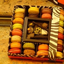D'Jolly - Macarons und Pralinen im Gechenkkarton für 36 €.