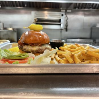Shadows - Bacon Cheeseburger - American Near Me - Alpine, Arizona