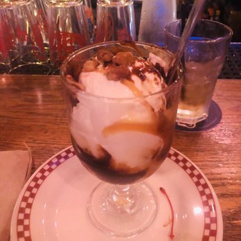 Poor Phil's Shell Bar - Hot Fudge Turtle Sundae - American Near Me - Oak Park, Illinois