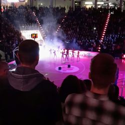 Telekom Dome - Einlauf und Vorstellung der Baskets Bonn mit Lichteffekten und Feuer und so. Ziemlich cool!
