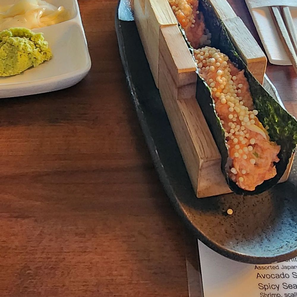 2 spicy salmon hand rolls