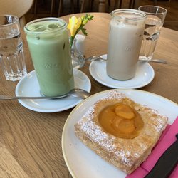 Ströck Feierabend - Iced Matcha and chai latte with apricot pastry