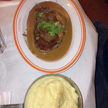 Fleurus Café - Medium rare beef streak with peppercorn sauce and a side of mash potatoes. - Breakfast & Brunch Near Me - Paris, 75