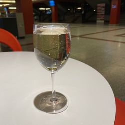 Kultur- und Kongresszentrum Jahrhunderthalle - Ein Prosecco zur Hans Klok Show