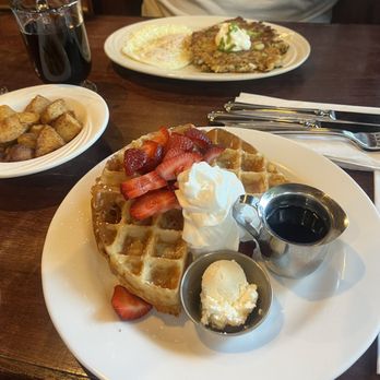 LEAKY ROOF - 203 Photos & 325 Reviews - 1538 SW Jefferson St, Portland