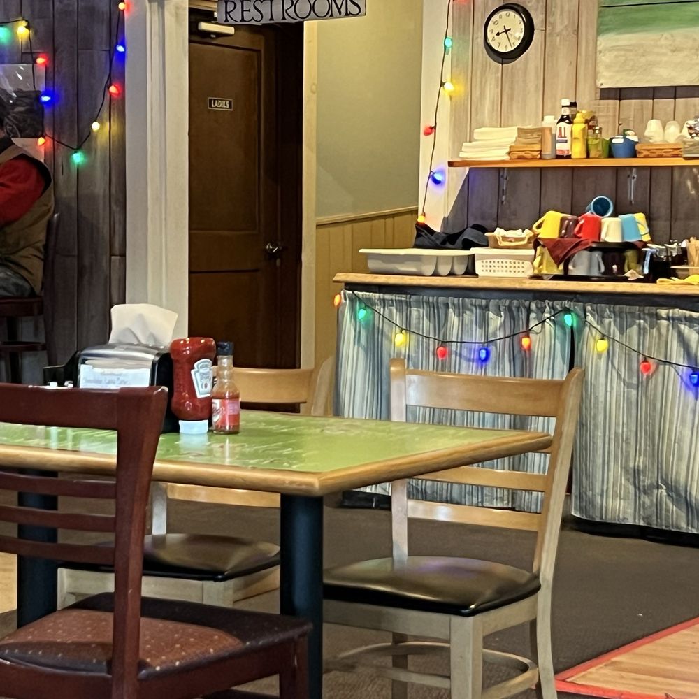 Williamsburg Snack Bar - This is the dining room - Sandwiches Near Me - Haydenville, Massachusetts