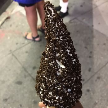 Fun Time Frostee Truck - Single scoop cookie crush ice cream - Food Trucks Near Me