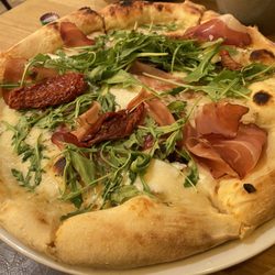 Léon de Bruxelles - Speck and Stracciatella pizza