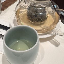奇華 - 碧螺春:虽说餐厅酒水饮料是利润点,但茶叶寡淡,且应该用了不到75的水来泡,茶汤毫无醇厚感。主要是店名是"茶楼",我也不知道,服务员的专业素养在哪里?