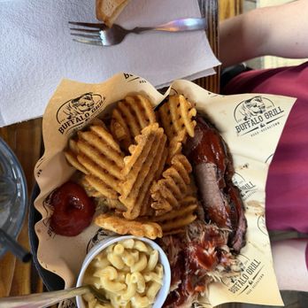 Buffalo Grill - Hochatown - Brisket,pulled pork, and Mac n cheese with waffles. - American Near Me - Broken Bow, Oklahoma