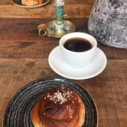 Simons Rosterie Bageri - Bryggkaffe och kanelbulle
