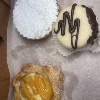 Il Sogno - Cherry Pie's, lemon,  cake. - Breakfast & Brunch Near Me - Palm Desert, California
