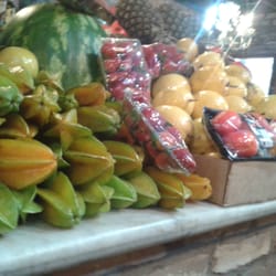 Bancada de frutas esperando para virar suco