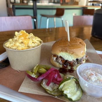 Botto's BBQ - Pulled pork sandwich and baked mac - Barbeque Near Me - Portland, Oregon