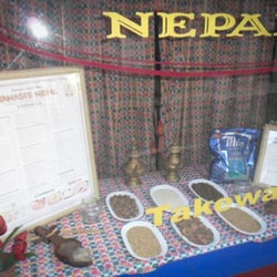Namaste Nepal - Vitrina do Restaurante com algumas das especiarias.
