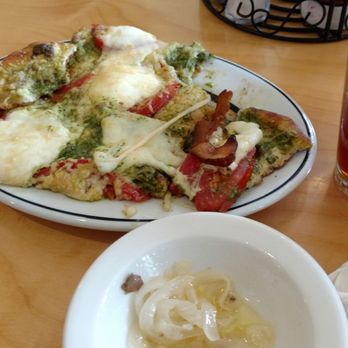 Green River Grill - Gross flat bread that was inedible and overly cheesed. Tomatoes were soggy and unappetizing, tasted like gas station food. Chunks of cheese. - American Near Me - Mammoth Cave, Kentucky