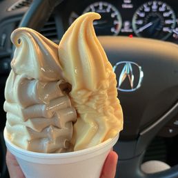 Small Oreo-vanilla/mango frozen yogurt Small Oreo-vanilla/mango frozen yogurt