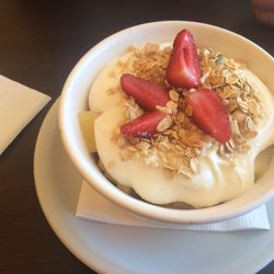 Café Martínez - Yoghurt con frutas y granola