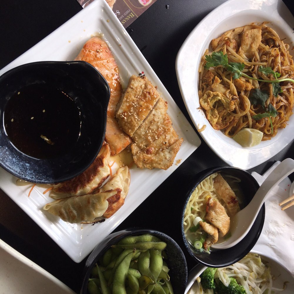 Kanda Sushi Bar - Chicken ramen soup, pad Thai, edamame, japanese ravioli, chicken and salmon teriyaki - Sushi Bars Near Me - Montreal, Quebec