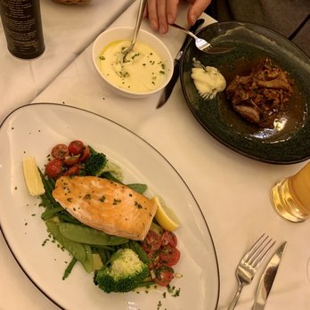 L'Elysée Saint Honoré - Salmon with veggies €24 Steak with mushrooms €36 - French Near Me - Paris, 75 L'Elysée Saint Honoré - Salmon with veggies €24 Steak with mushrooms €36 - French Near Me - Paris, 75