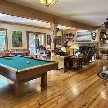 Bent Creek Lodge - The expansive living room - Bed & Breakfast Near Me - Arden, North Carolina