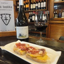 La Tostita - Un Viñas del Cámbrico tinto con una tostita Milenium.
A Viñas del Cámbrico red wine with a Milenium tostita.