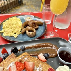 Mikko - Swedish pancakes, bratwurst and eggs, mimosa