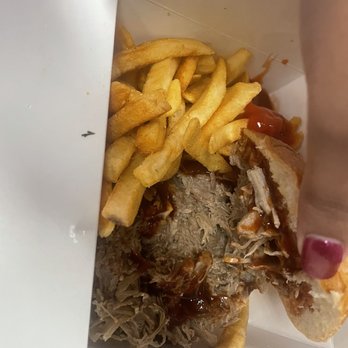 Carnival Food Trailer - Pulled pork with fries - Food Trucks Near Me