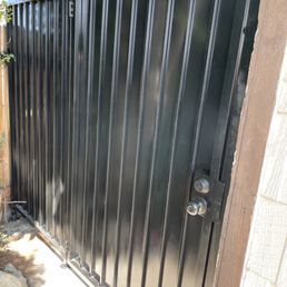 Side gate to yard