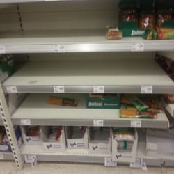 REWE Center - Leere Regale auf ein Samstag morgen, jeder andere Rewe hat ein besseres Sortiment im Umkreis wie dieser SupermarkT
