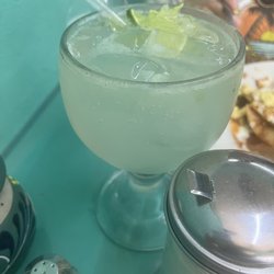 Una Familia - Freshly squeezed lemonade with topo chico
