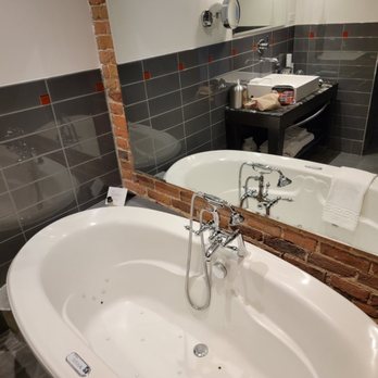 Hôtel Place d'Armes - Soaking tub - Hotels Near Me - Montreal, Quebec Hôtel Place d'Armes - Soaking tub - Hotels Near Me - Montreal, Quebec