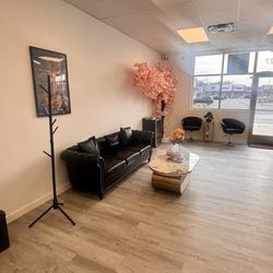 iBrows Threading & Beauty Studio - Seating