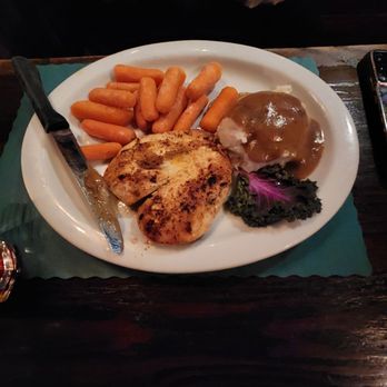 Six Pence Pub - Chicken and mashed - Pubs Near Me - Savannah, Georgia