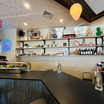 Dotty’s Kitchen & Raw Bar - Bar area - Seafood Near Me - Quincy, Massachusetts