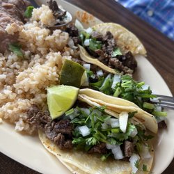 Lucy's Bakery - Tacos de asada con arroz y frijoles