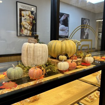 Paris Baguette - a display of pumpkins and leaves - Bakeries Near Me - Lewisville, Texas Paris Baguette - a display of pumpkins and leaves - Bakeries Near Me - Lewisville, Texas