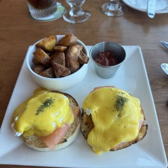Dancing Bears Restaurant - Smoked salmon Eggs Benedict - American Near Me - Lake Placid, New York