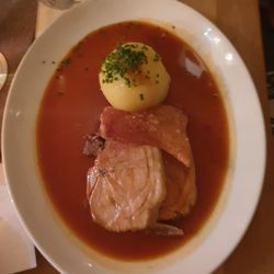 Harlachinger Jagdschlössl - Schwenevraten, super lecker