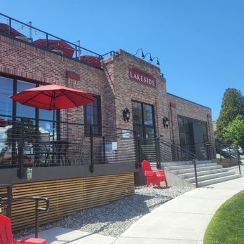 Sigillo Cellars - Outside the tasting room - Wine Tasting Room Near Me - Chelan, Washington