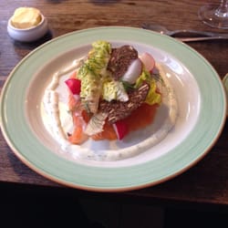 Sylvesters - Fanø-laks på salatbund med rugbrødschips og urtedressing