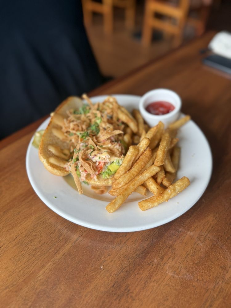 Uncle Georges Lounge at Volcano House