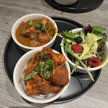 Cali Chilli - DineLA 2023 Lunch: Cauliflower fritters (4/5), vindaloo (4/5), and a side salad - Indian Near Me - Long Beach, California Cali Chilli - DineLA 2023 Lunch: Cauliflower fritters (4/5), vindaloo (4/5), and a side salad - Indian Near Me - Long Beach, California