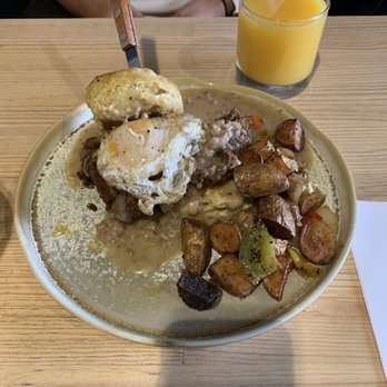 Bauer's By Sazon - Mimosa paired with a Bauer creation: Fried chicken, biscuit, vegan gravy, and heirloom potatoes! - Gastropubs Near Me - Modesto, California Bauer's By Sazon - Mimosa paired with a Bauer creation: Fried chicken, biscuit, vegan gravy, and heirloom potatoes! - Gastropubs Near Me - Modesto, California