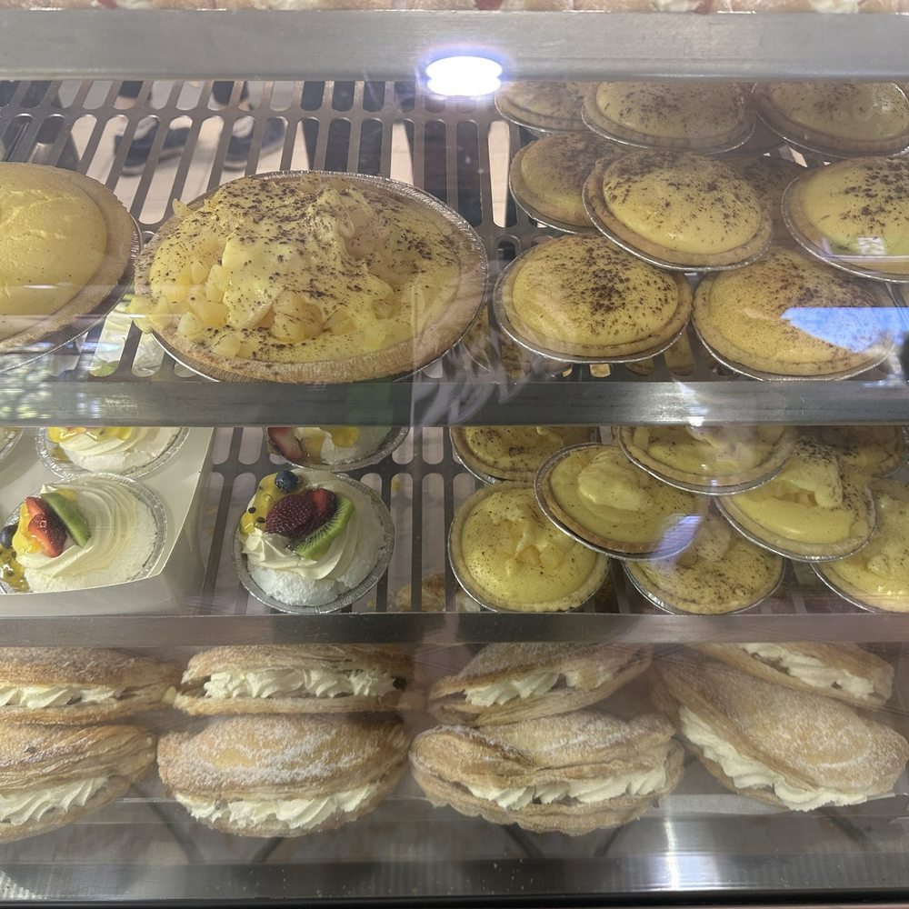 Yatala Pie Shop - Desserts Near Me - Yatala, QLD