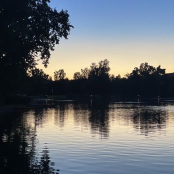 Lake Calabasas - Lake at sunset - Parks Near Me - Calabasas, California Lake Calabasas - Lake at sunset - Parks Near Me - Calabasas, California